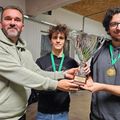 Zelo izenačen Texas Scramble trojk na prvi Indoor tekmi